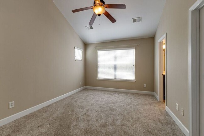 Building Photo - 531 St Jules Ln