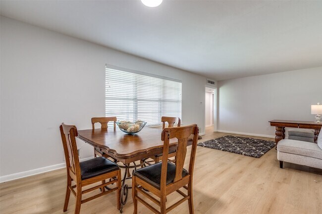 Building Photo - 401 Daisy Dr