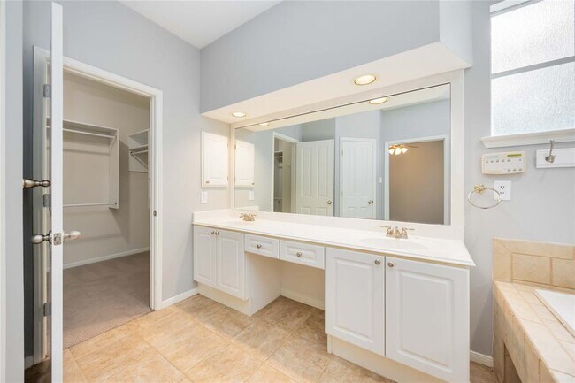 Building Photo - 11 Alden Glen Ct