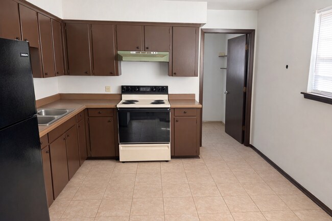 Building Photo - Cute Two Bedroom Home