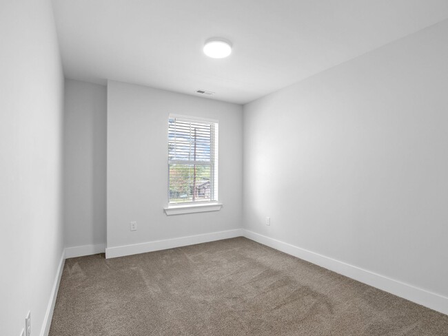 Building Photo - 3 Bed, 2.5 Bath - Lucky Penny End Unit