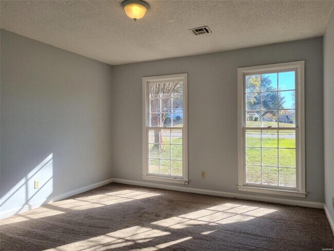 Building Photo - 2044 Edinburgh Dr