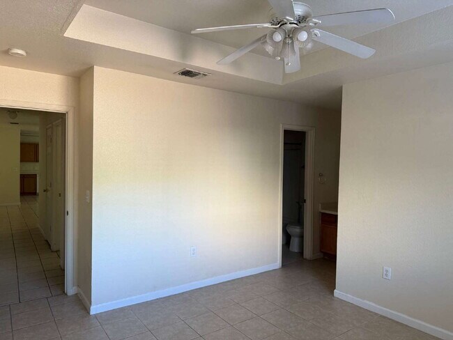 Building Photo - Gorgeous 2 Bed/2 Bath Duplex in North West SA