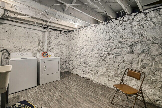 Building Photo - 515 S. CFourth-