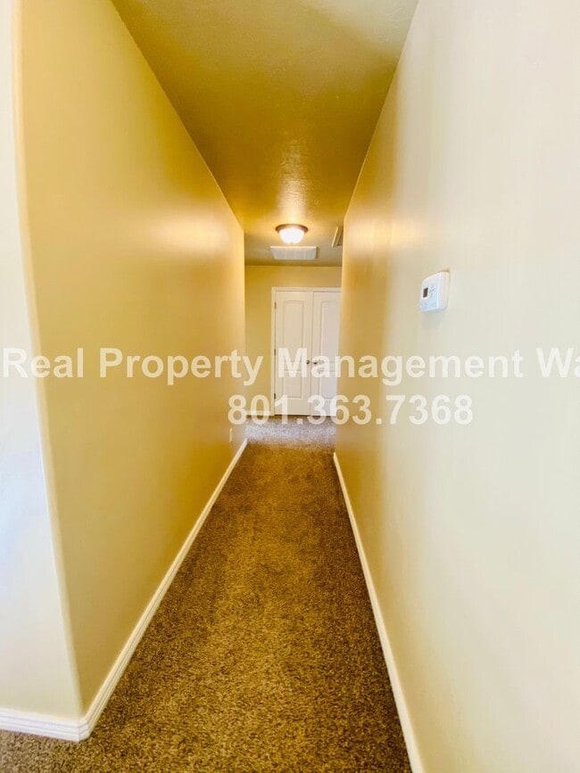 Building Photo - 5 Bedroom 3 Bathroom Riverton Home!