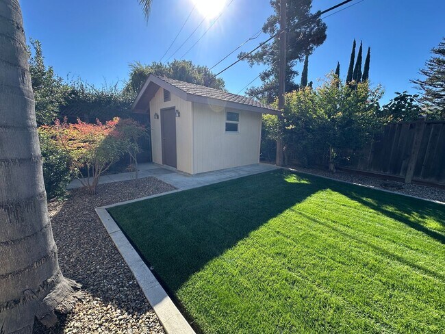 Building Photo - Single Story 3 Bedroom, 3 Full Bath / Best...