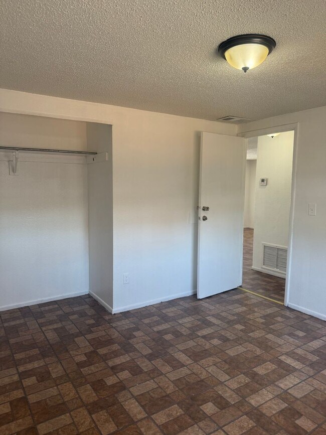 Building Photo - 3 bedroom 2 bath duplex