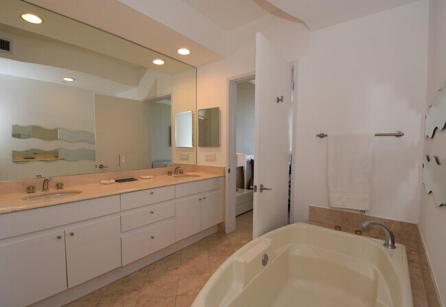 Building Photo - 707 Crandon Blvd