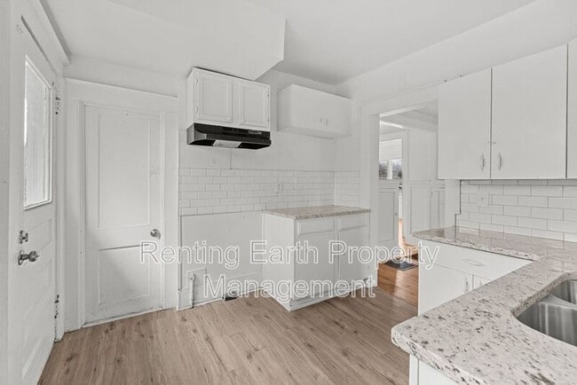 Building Photo - 1900 15th Ct N