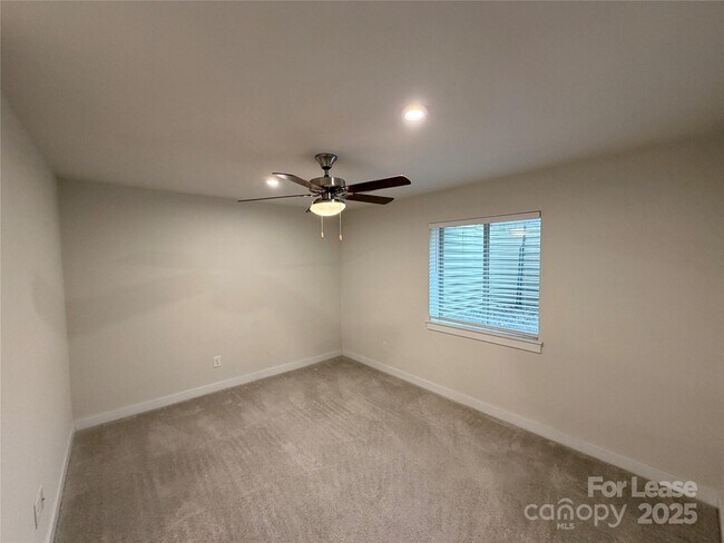 Building Photo - 2053 Birchside Dr