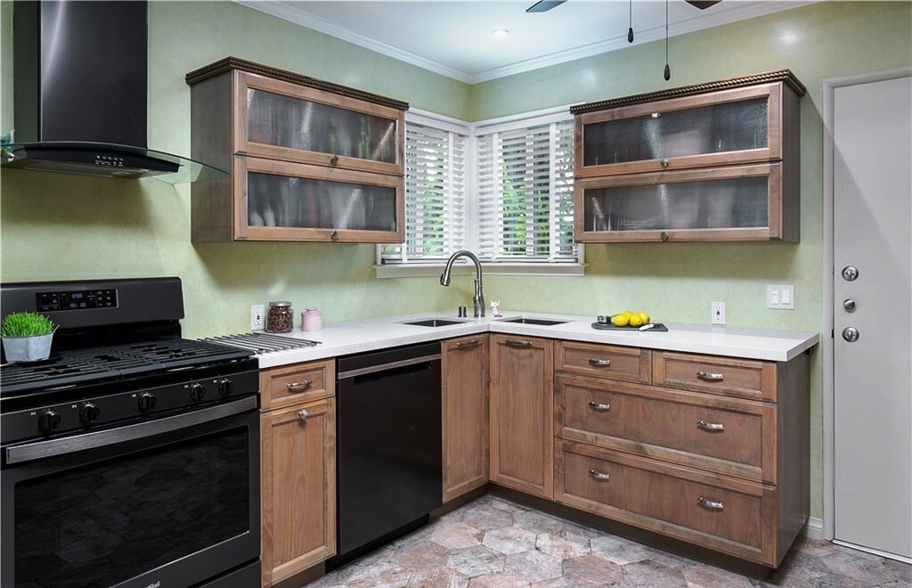 Kitchen - 909 N Santa Anita Ave