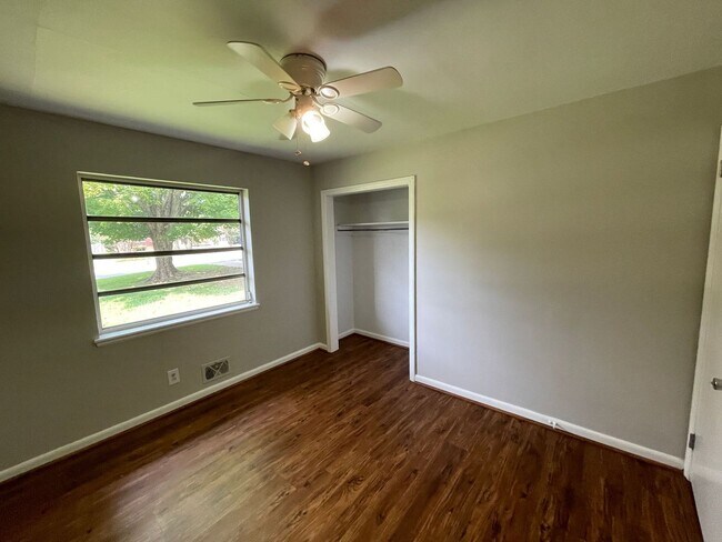 Building Photo - 3 bedroom 1.5 bath house available!   Large yard!