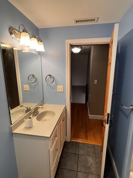 Full Bathroom - 22 Douglas Rd
