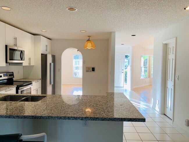 Building Photo - 2444 Stonegate Dr