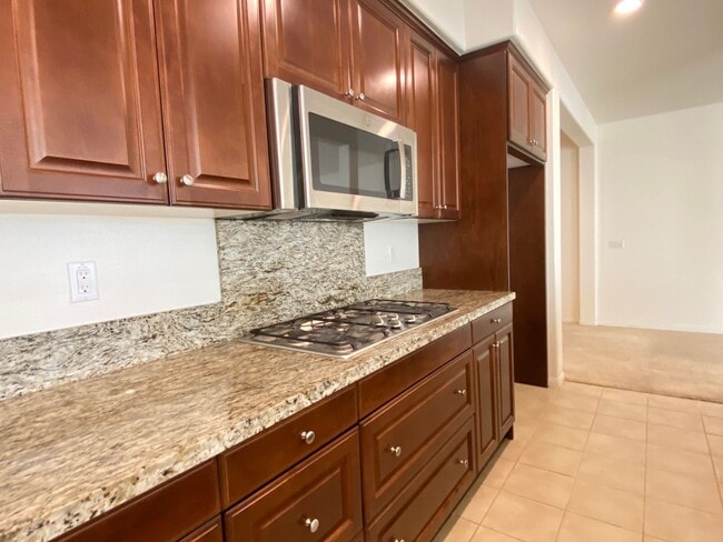 Building Photo - Beautiful 6 bed and 4.5 bath home in West ...