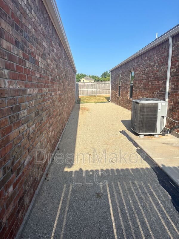 Building Photo - 1002 Riva Pkwy