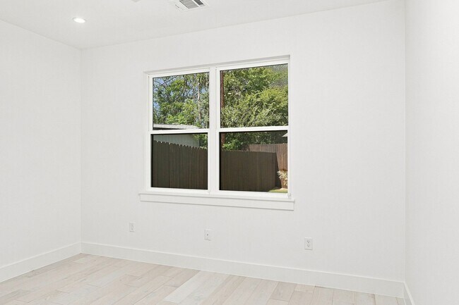 Building Photo - 1500 Sylvan Glade