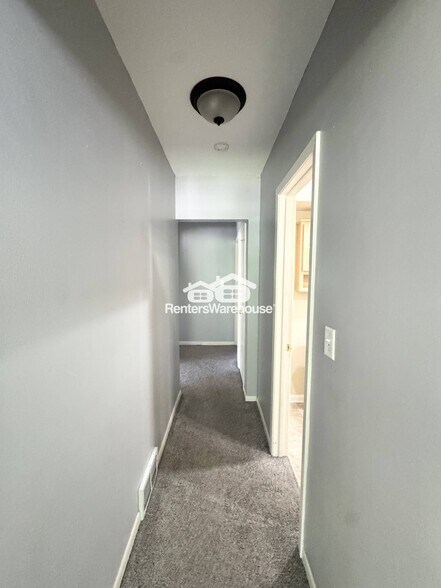 Building Photo - 5813 Clark St