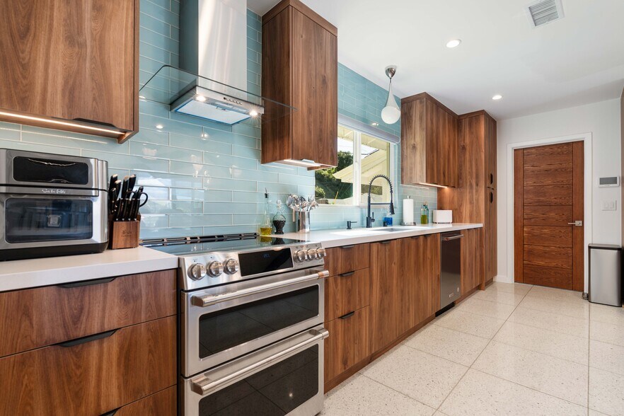 Building Photo - 10405 Ditson St