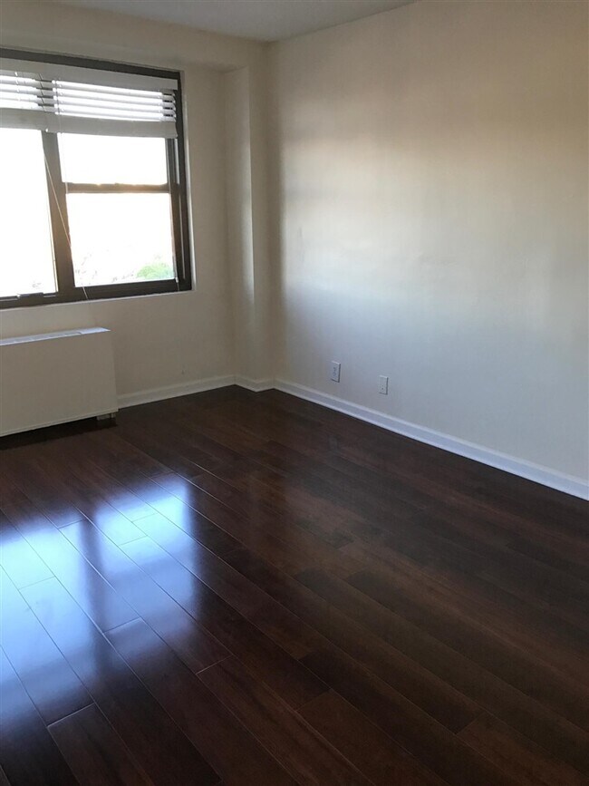 Building Photo - 201 ST PAULS Ave