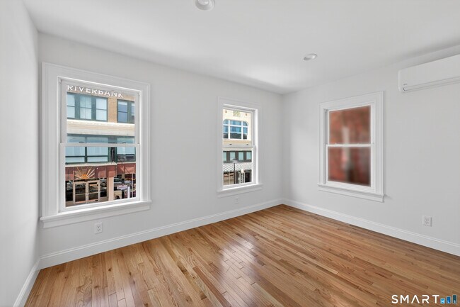 Building Photo - 136 Bank St