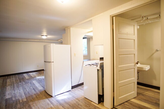 Building Photo - Charming & Unique John's Landing Studio: Close to Shops & Restaurants!