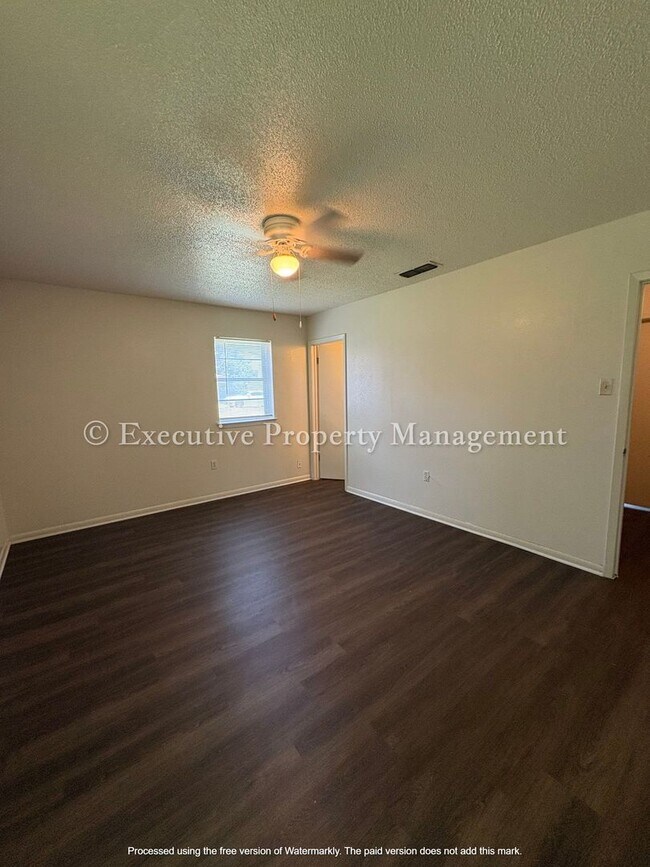 Building Photo - 616 Cedar Dr