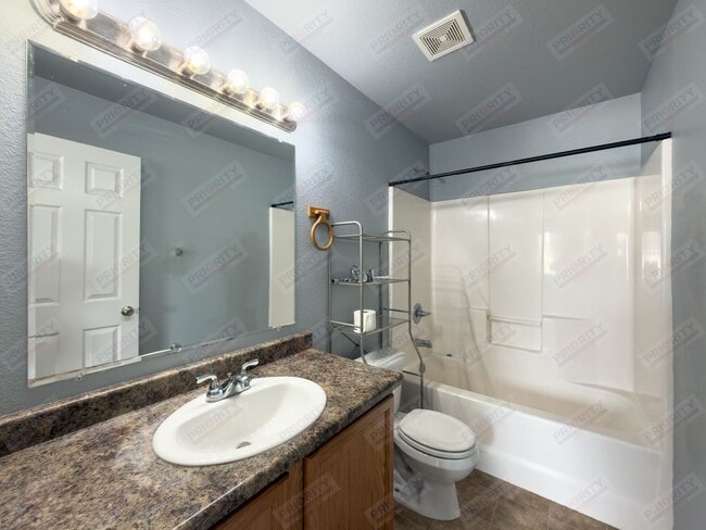 Building Photo - 3 bed, 2.5 bath townhouse with a 2 car garage