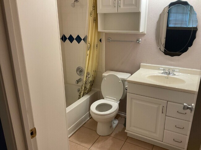 Building Photo - Three Bed/Two Bath with Personality and Charm