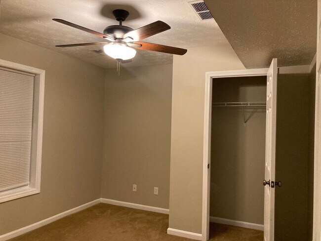 Building Photo - 128 Twin Lakes Dr