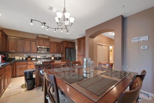 Building Photo - 5609 Peach Tree Dr