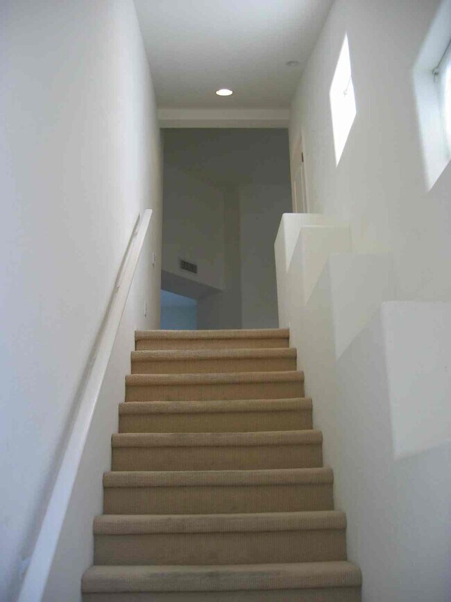 Building Photo - 1747 E Northern Ave