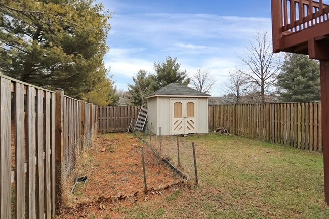 Building Photo - Charming End Of Group Townhome for Rent