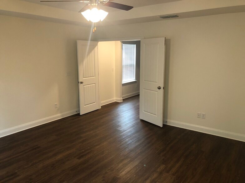 Building Photo - 3150 Creek Village Ln