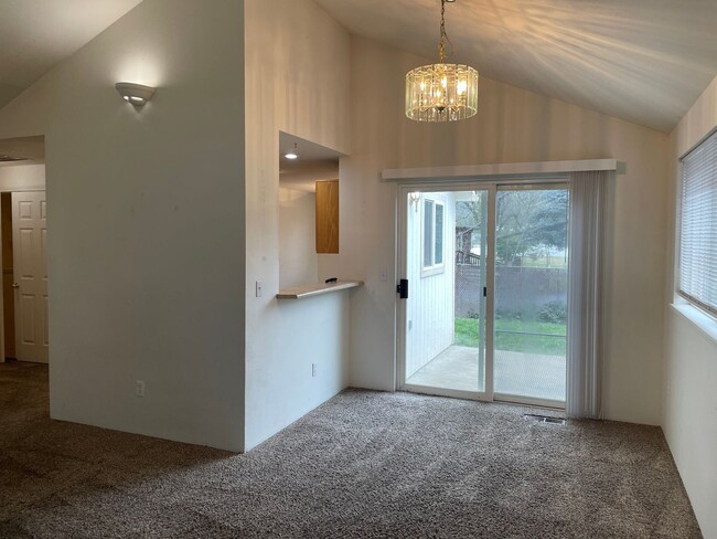 Building Photo - This 3 bedroom 2 bathroom home is located in beautiful Shady Cove