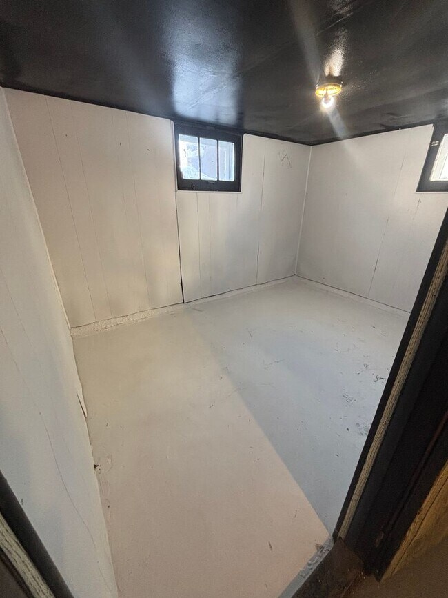 Building Photo - 3bd Single Voucher Only