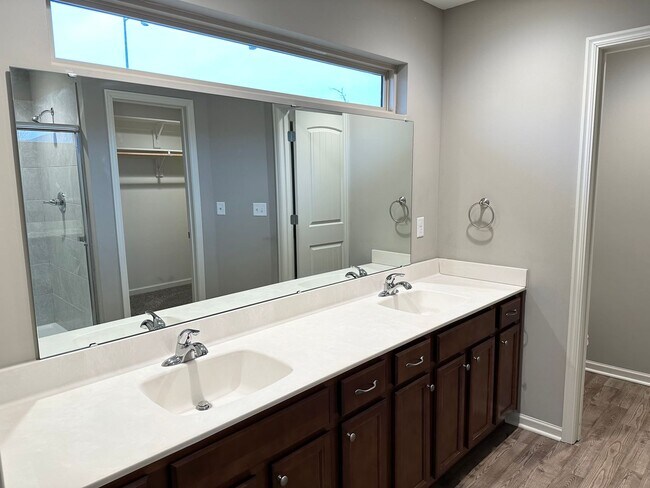 Building Photo - Single Level 2 Bed | 2 Bath | 2 Car Garage Attached Villa in Blue Springs