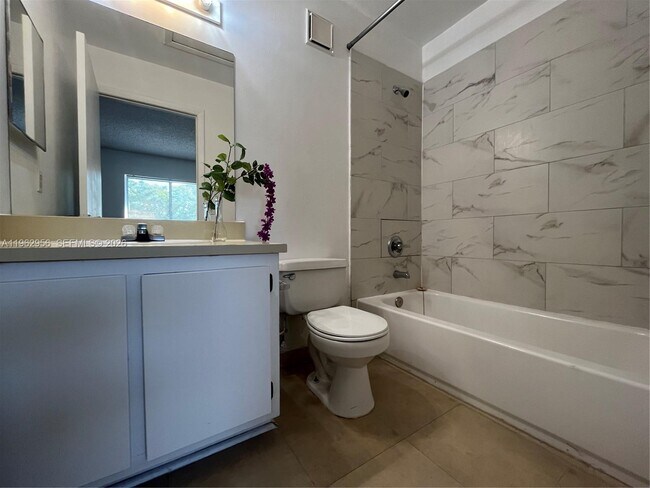 Building Photo - 407 Palm Cir E