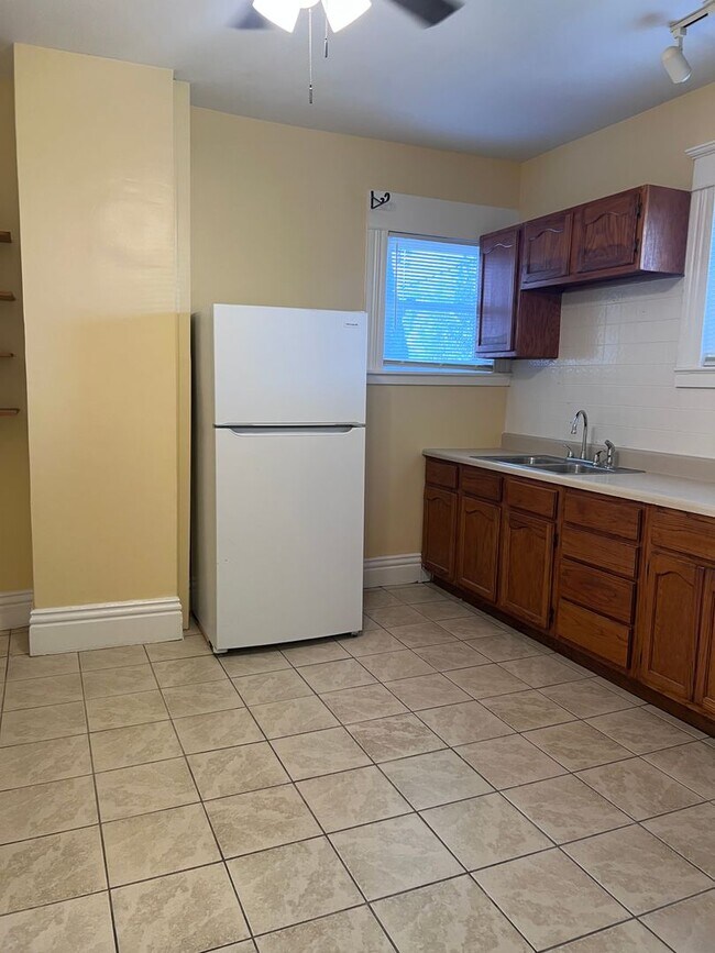 Building Photo - Spacious 3 Bed/2 Bath Home Minutes from Do...