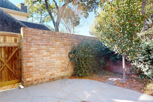 Building Photo - 707 Center Hill Dr