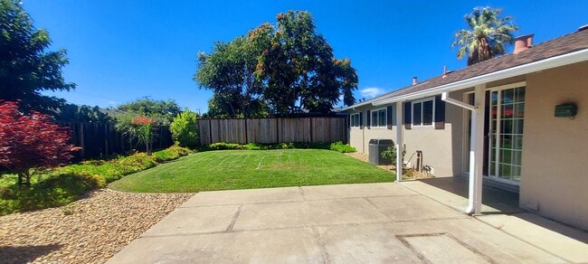 Building Photo - 1321 Evergreen Dr
