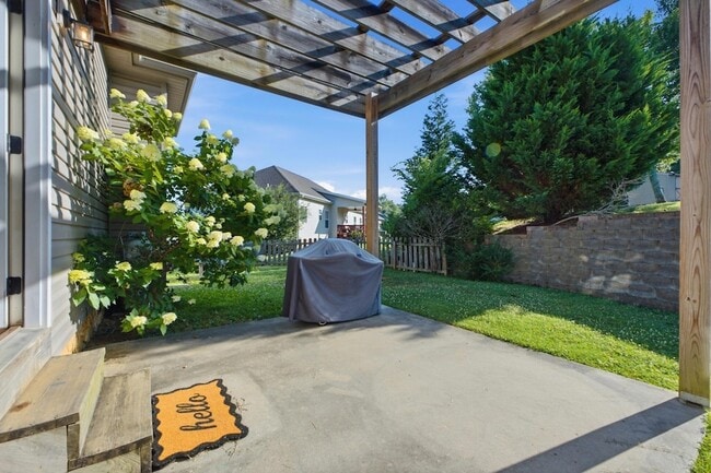 Building Photo - 723 Windrush Loop