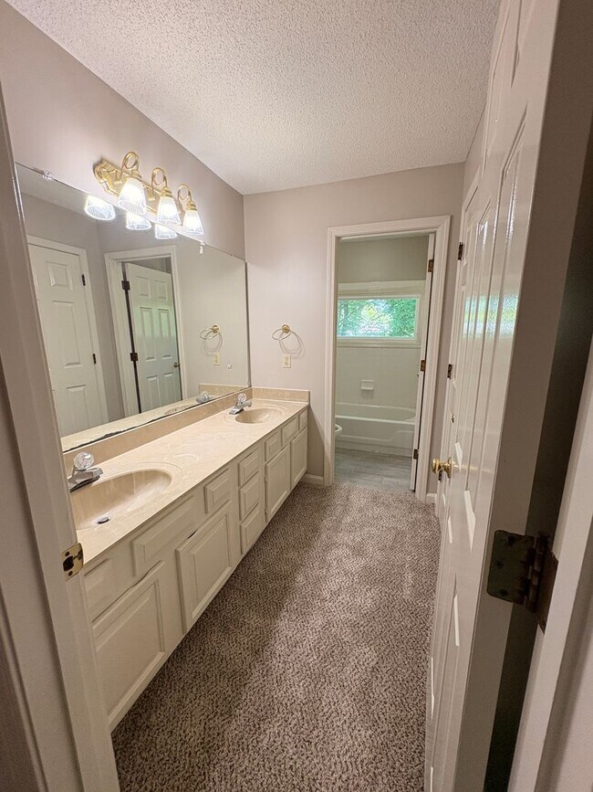 Building Photo - Newly Painted Germantown Home Minutes Away From Thornwood Market Row. Pets Are Welcome With Owner...