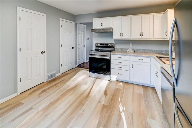 Building Photo - 136 N Lakewood Gardens Ln