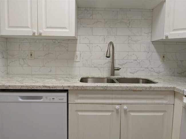 Building Photo - 2100 Tanglewilde St