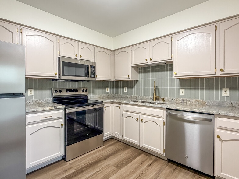 Building Photo - 208 Greenview Dr