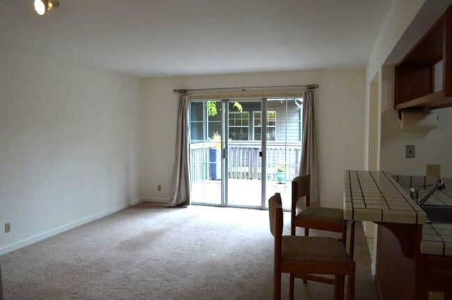Building Photo - Charming Single-Level Condo in Mill Valley...