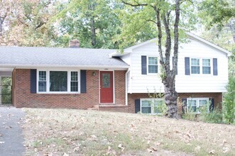 Building Photo - Super Southwest Durham home with fenced in...