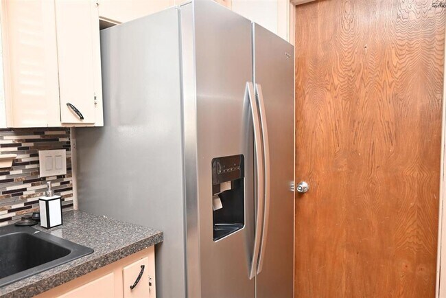 Building Photo - 4 bed 2 bath near SAFB.