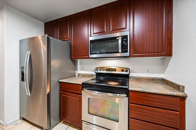 Building Photo - 705 W Queen Creek Rd